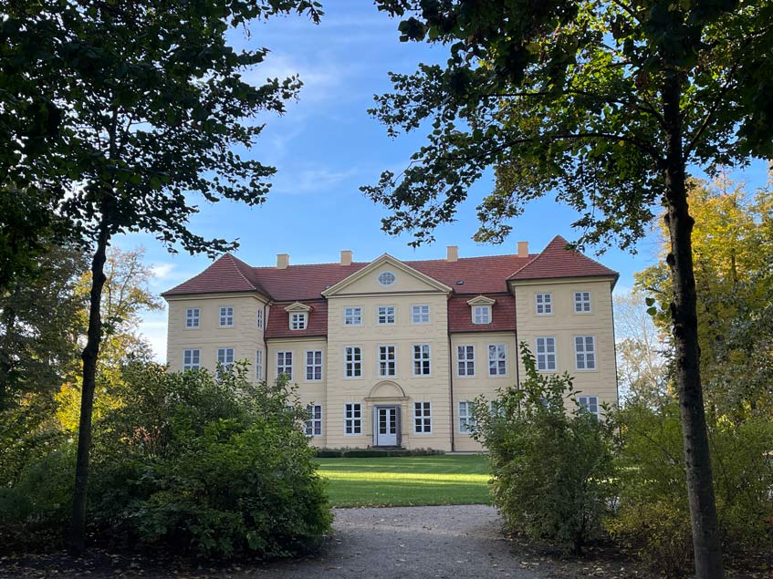 schloss-mirow-mit-baeumen-umrandet