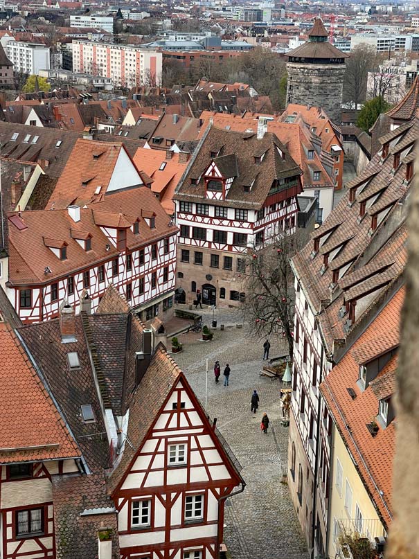 blick-auf-fachwerkhaeuser-in-nuernberg