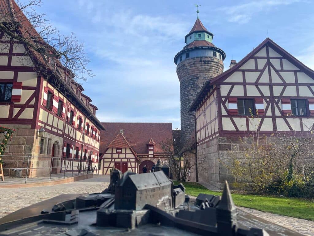 vorne-miniaturnachbau-kaiserburg-nuernberg-dahinter-burghof-und-hoher turm