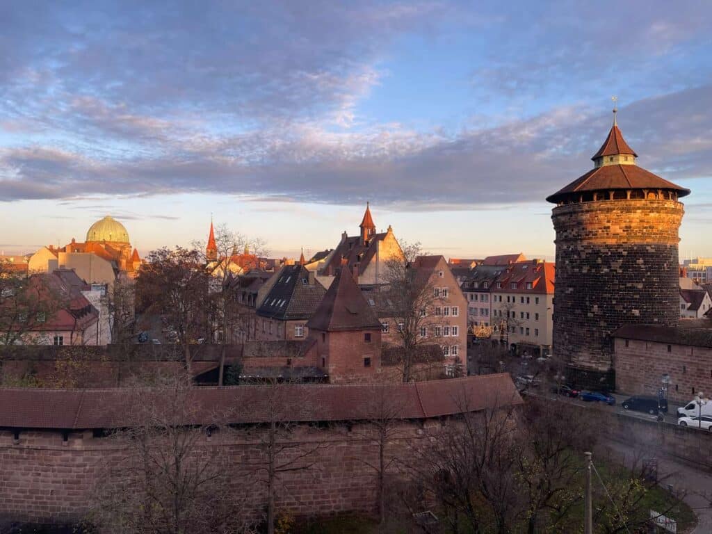 blick-auf-die-stadtmauer-in-nuernberg