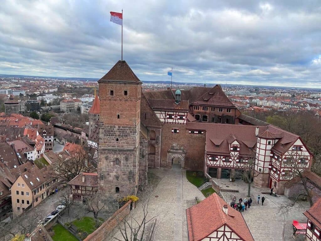 kaiserburg-nuernberg-dahinter-altstadt