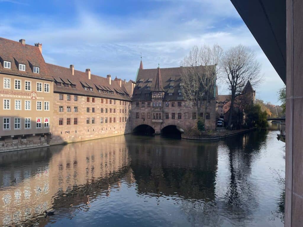 gebaeude-auf-der-insel-schuett-pegnitz-fliesst vorbei