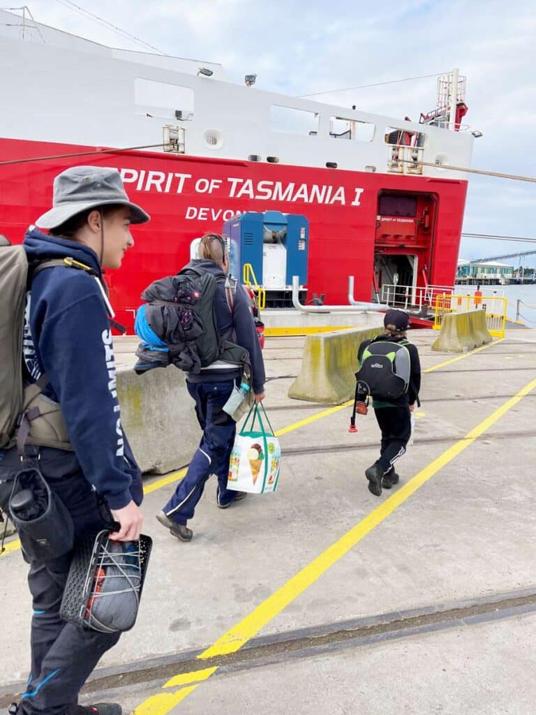 familie-mit-gepaeck-laeuft-zu-faehre-in-australien