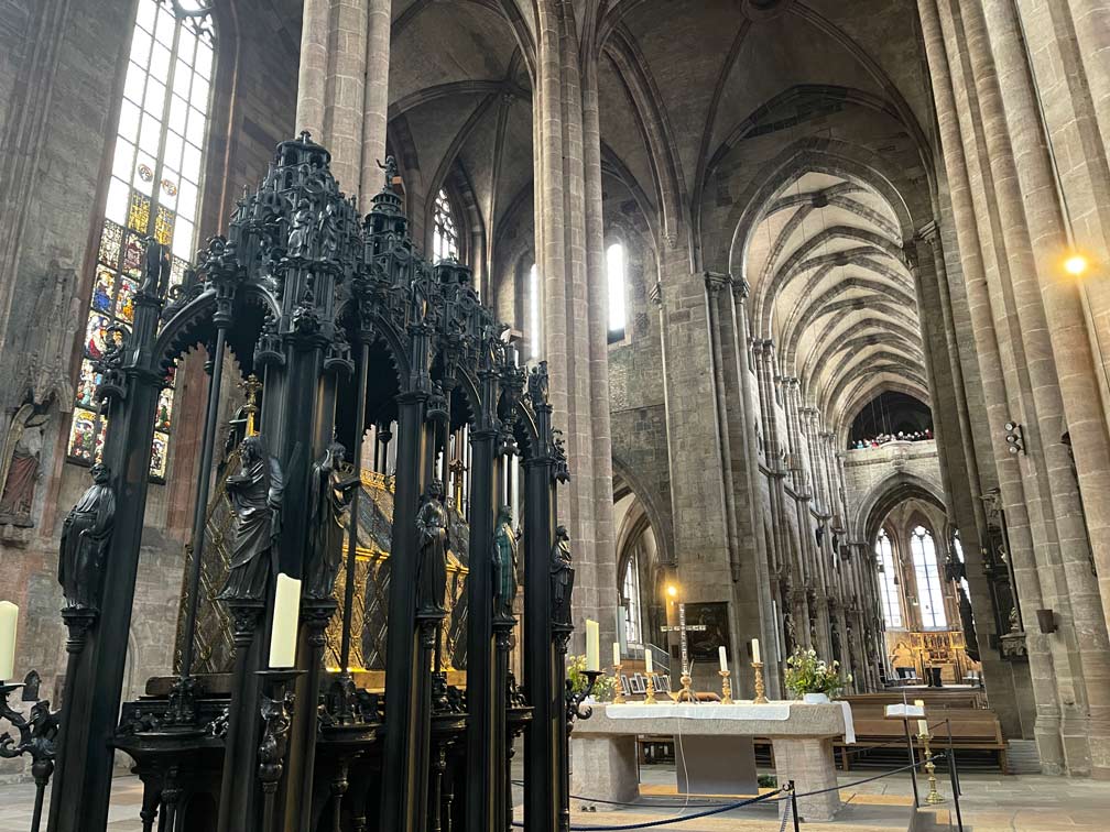 grab-des-heiligen-sebaldus-in-der-kirche